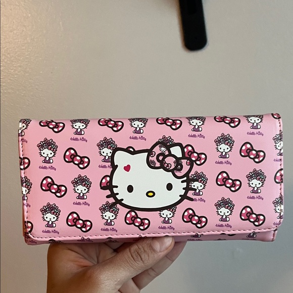 Hello Kitty Handbags - Hello Kitty Pink Bow Wallet 🎀